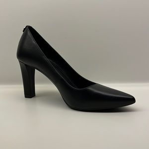 Micheal Kors Abbi Leather Flex Pumps. Barely Used.